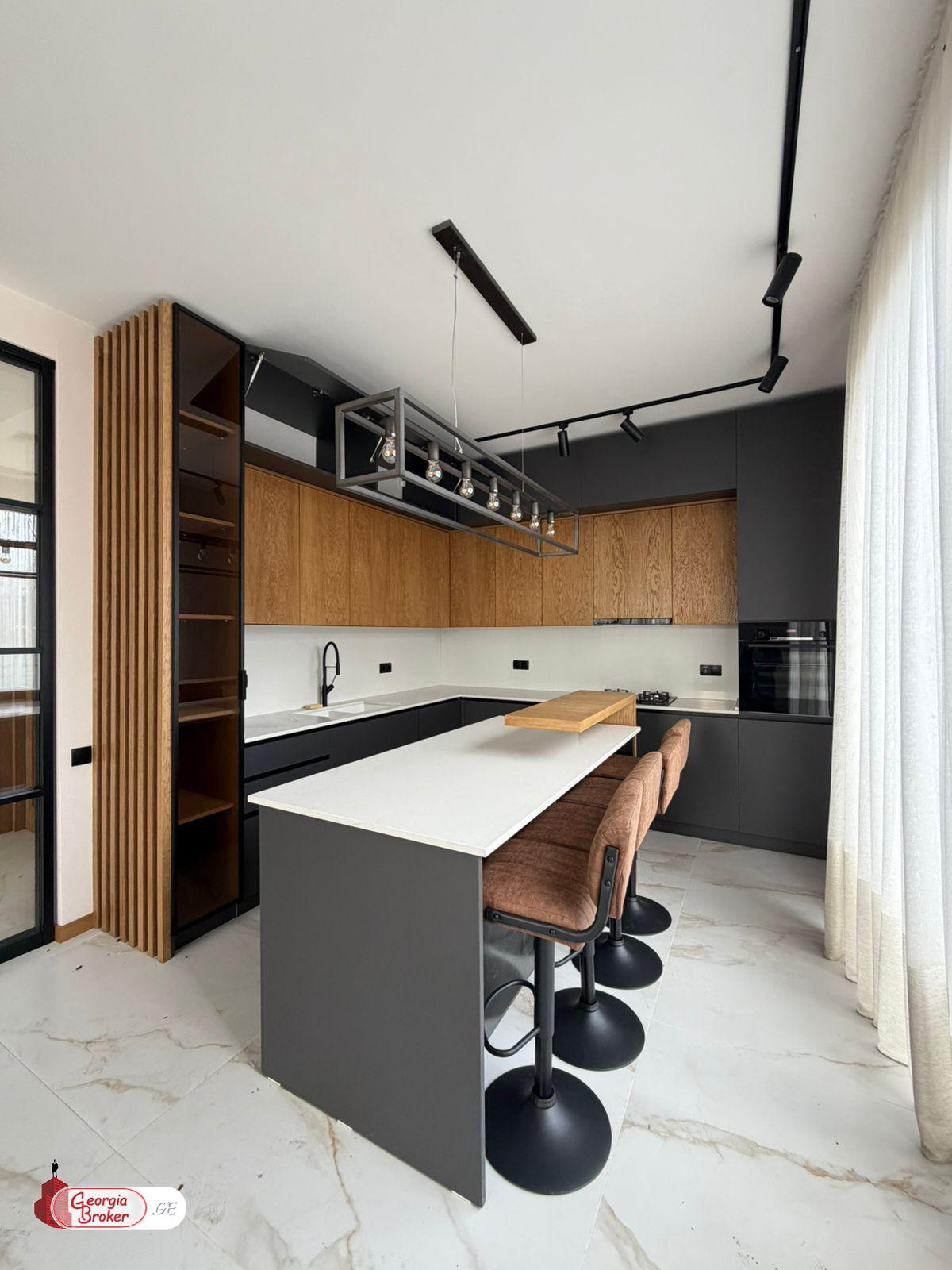 იყიდება ახალი გარემონტებული 7 ოთახიანი სახლი